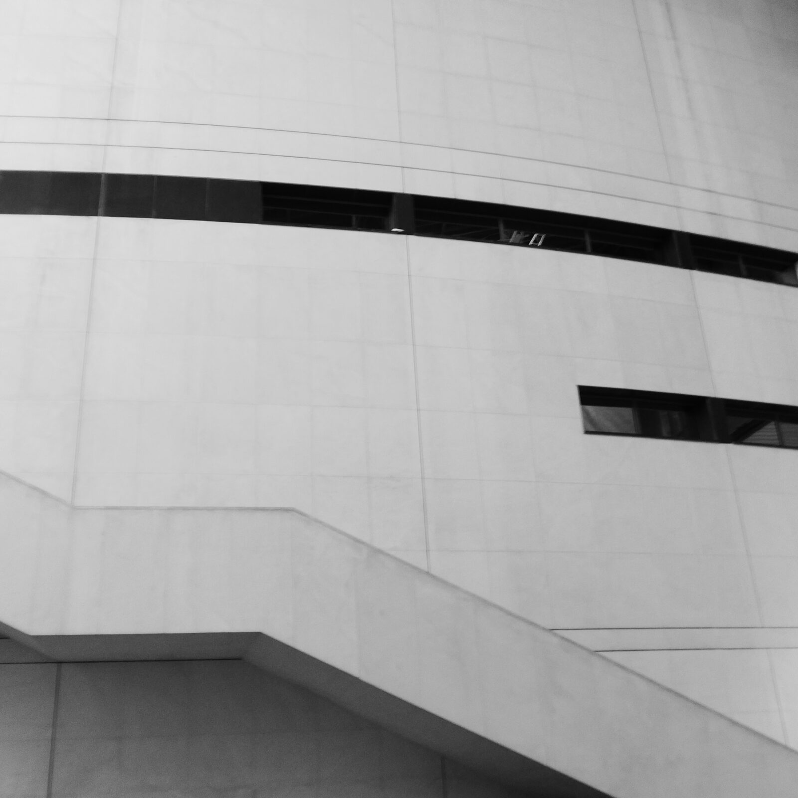 Façade blanche aux lignes horizontales